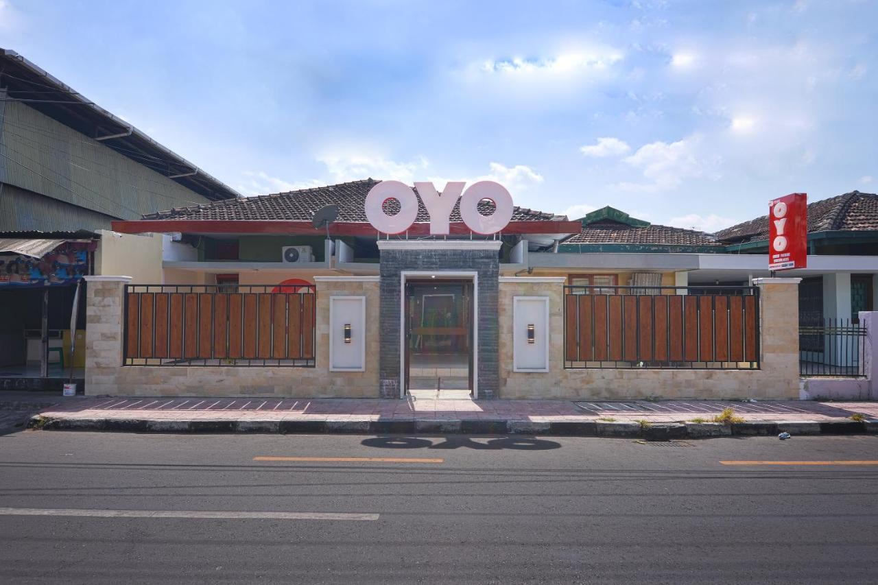 Отель Super Oyo 1046 Omah Pathok Джокьякарта Экстерьер фото