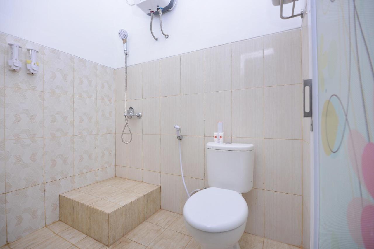 Отель Super Oyo 1046 Omah Pathok Джокьякарта Экстерьер фото