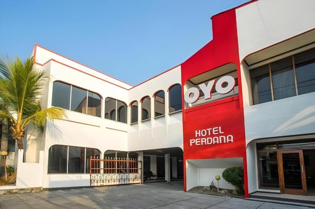 Отель Super Oyo 1046 Omah Pathok Джокьякарта Экстерьер фото