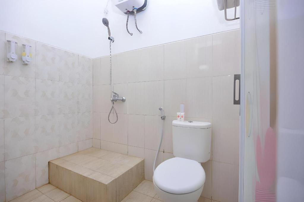 Отель Super Oyo 1046 Omah Pathok Джокьякарта Экстерьер фото